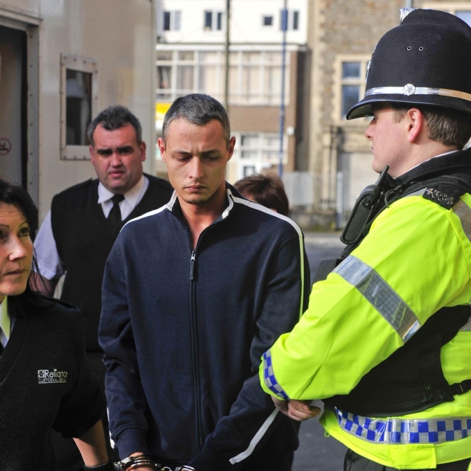Paul Grabham bị áp giải đến tòa án. Ảnh: Walesonline