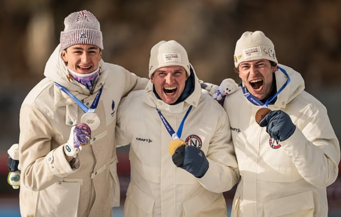 Eric Perrot (Pháp), Johan-Olav Botn (Na Uy) và Sturla Holm Laegreid (Na Uy) ăn mừng sau khi giành huy chương ở nội dung 20 km cá nhân nam môn biathlon, ngày thi đấu thứ tư Olympic mùa Đông Milan-Cortina 2026. Ảnh: Shutterstock
