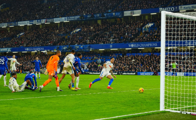 Noah Okafor dứt điểm vào lưới trống, ấn định tỷ số hòa 2-2. Ảnh: Shutterstock