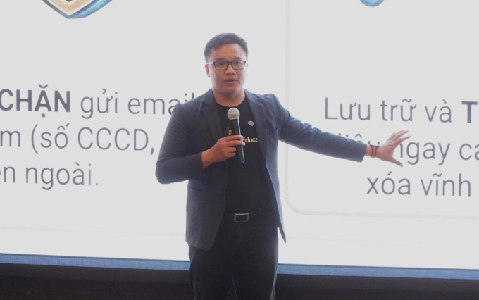 Đại diện đơn vị cung cấp bản quyền chat bot AI giới thiệu công cụ cho cán bộ tham gia tập huấn, chiều 6/2. Ảnh: An Phương