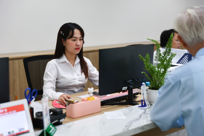Cán bộ giải quyết thủ tục hành chính cho người dân tại Trung tâm hành chính công phường Thủ Đức, TP HCM, tháng 7/2025. Ảnh: Quỳnh Trần