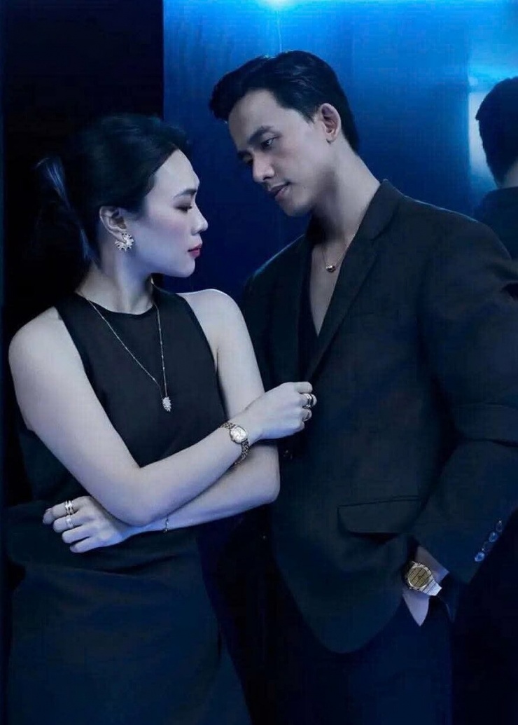 Mai Tài Phến nhìn Mỹ Tâm tình tứ khi chụp hình cho một tạp chí hồi cuối 2025. Họ cùng diện trang phục tông đen, tạo điểm nhấn bằng phụ kiện trang sức vàng xa xỉ.