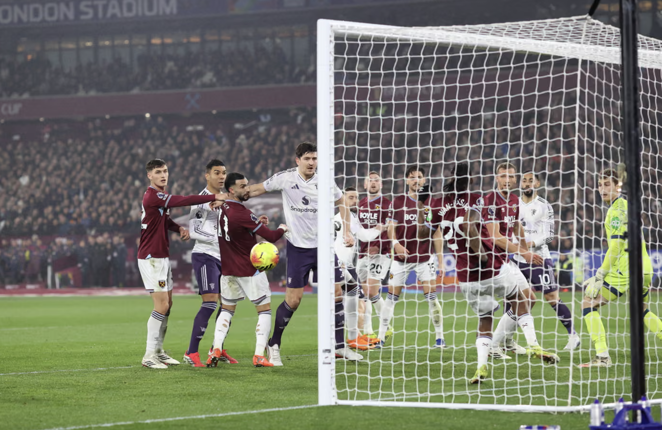 Sesko ghi bàn phút bù giờ, Man United thoát hiểm tại London - Ảnh 2.