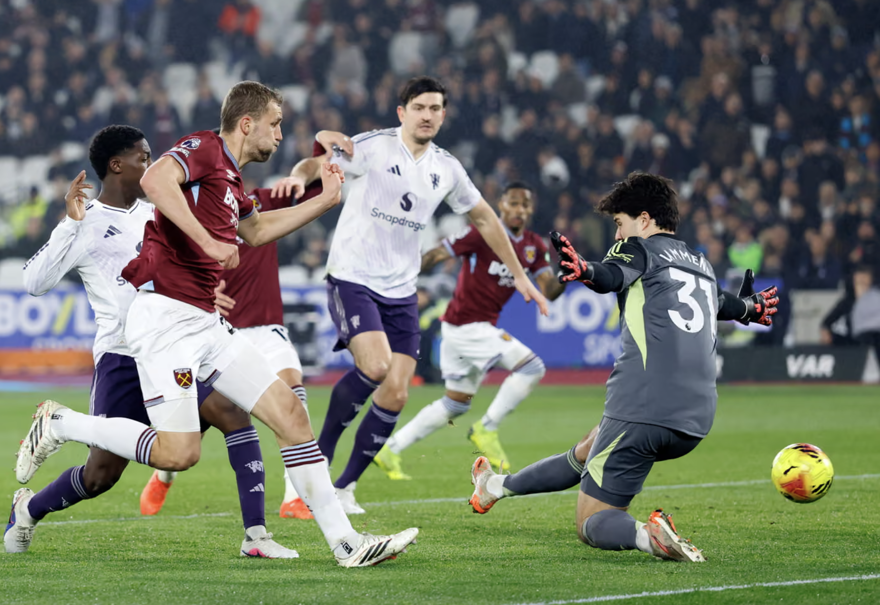 Sesko ghi bàn phút bù giờ, Man United thoát hiểm tại London - Ảnh 3.