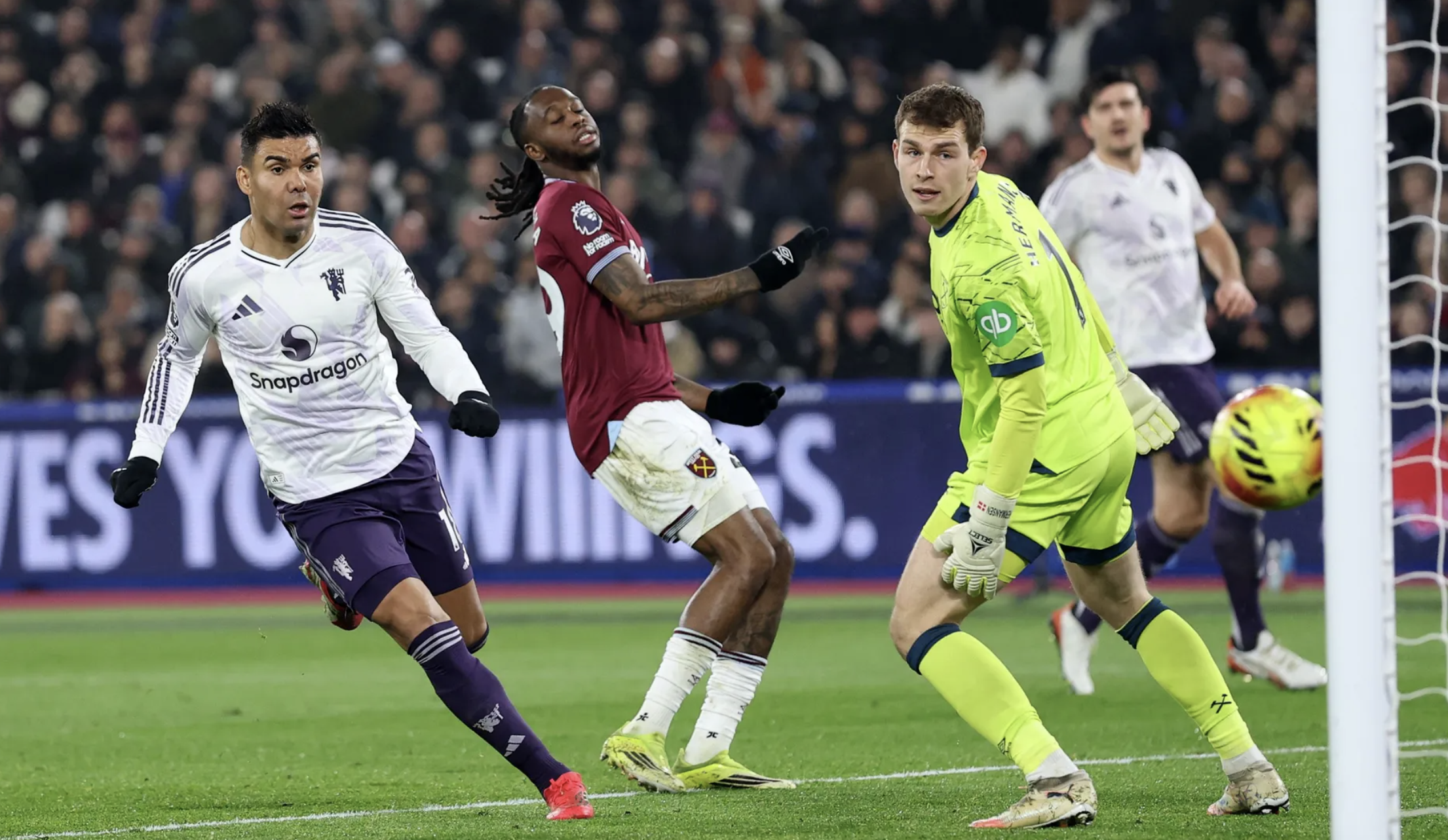 Sesko ghi bàn phút bù giờ, Man United thoát hiểm tại London - Ảnh 4.