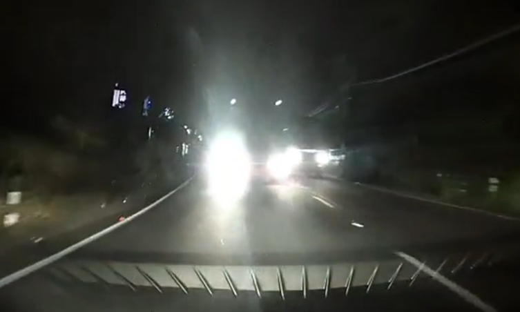 Nhiều tài xế Ấn Độ sợ lái xe ban đêm vì đèn pha làm chói mắt