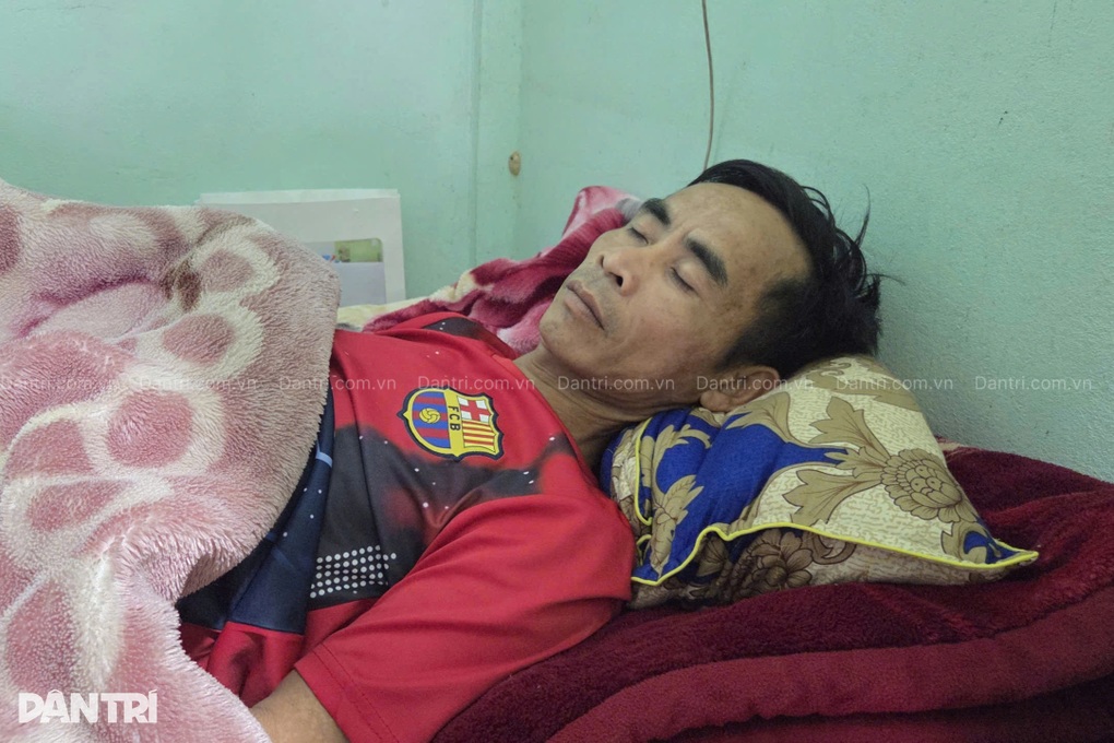 Cha nghèo muốn dành số tiền chữa bệnh để trả nợ trước khi qua đời - 2