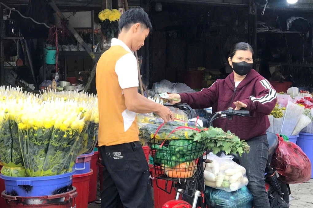 Hoa Tết ế ẩm, tiểu thương lướt điện thoại chờ khách, chủ vườn lan lo sốt vó - 3