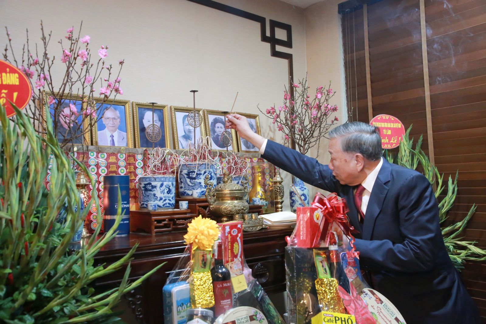 Tổng Bí thư thắp hương tưởng nhớ các lãnh đạo Đảng, Nhà nước đã từ trần- Ảnh 1.