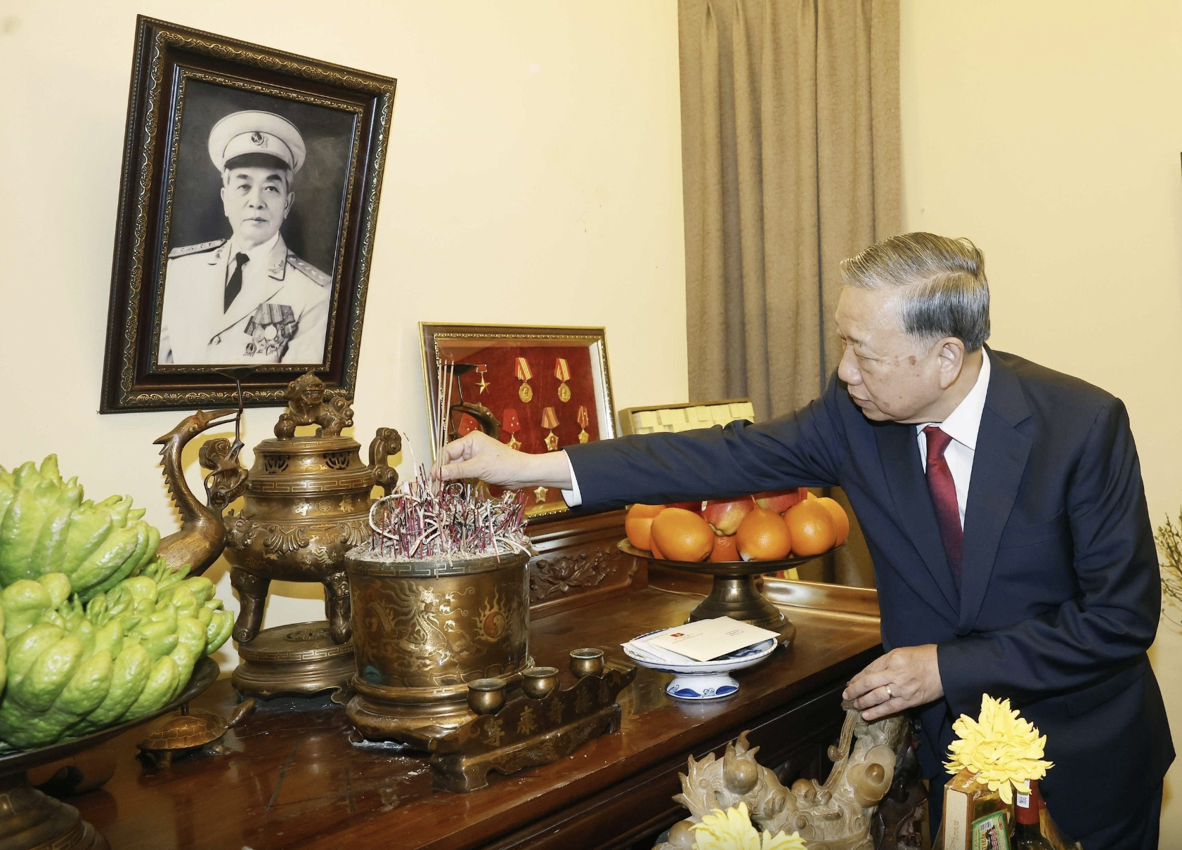 Tổng Bí thư thắp hương tưởng nhớ các lãnh đạo Đảng, Nhà nước đã từ trần- Ảnh 6.