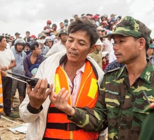 Người hùng Võ Văn Dũng trên biển Cửa Việt cứu nạn tàu cá năm 2025 - Ảnh 2.