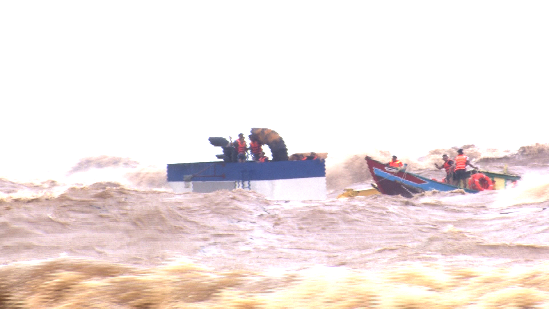 Người hùng Võ Văn Dũng trên biển Cửa Việt cứu nạn tàu cá năm 2025 - Ảnh 4.