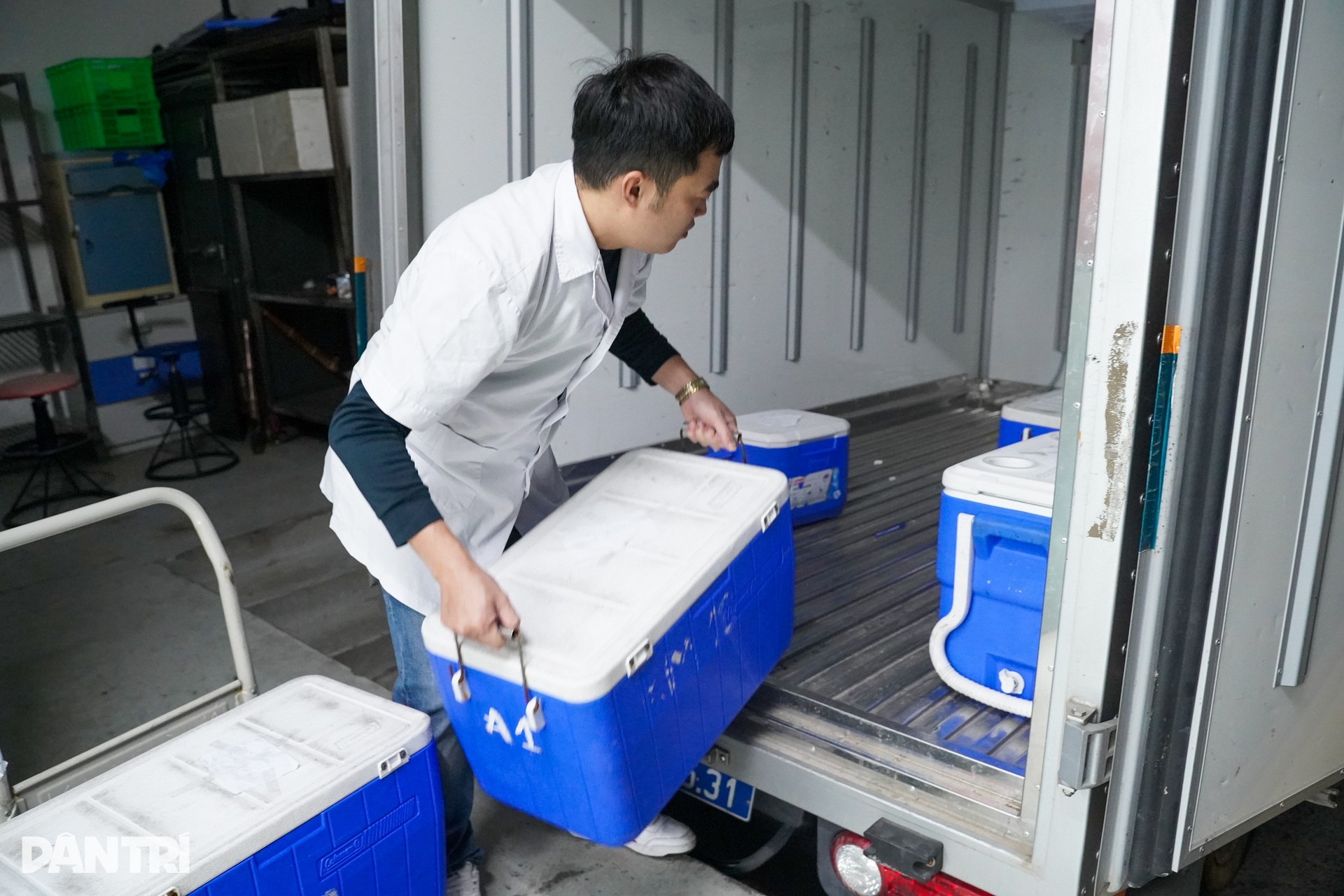 Nhiệm vụ không được phép trễ của chuyến xe đi ra từ cổng viện máu lúc 5h - 2