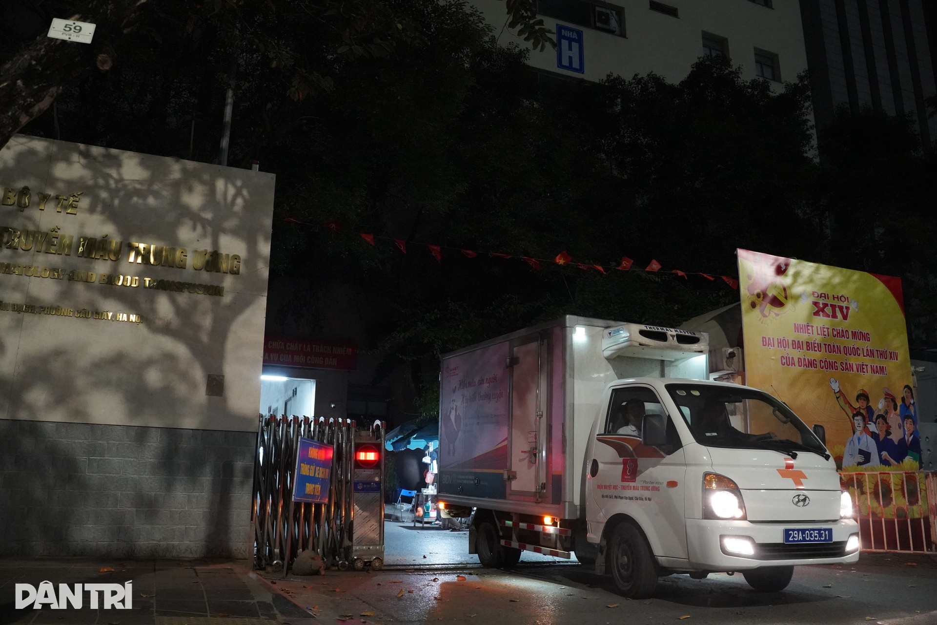 Nhiệm vụ không được phép trễ của chuyến xe đi ra từ cổng viện máu lúc 5h - 3