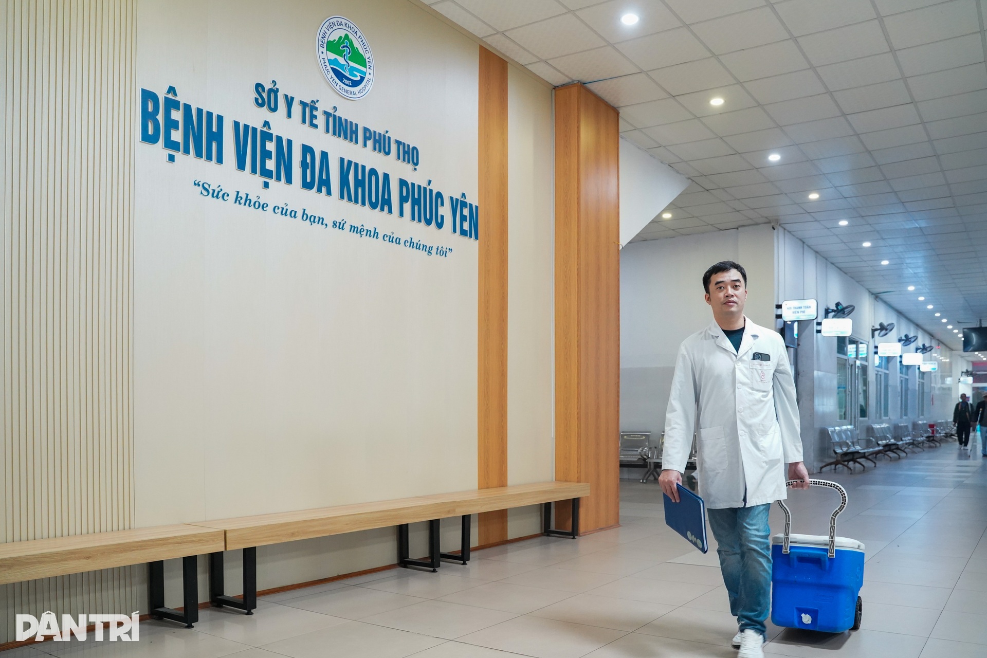 Nhiệm vụ không được phép trễ của chuyến xe đi ra từ cổng viện máu lúc 5h - 4