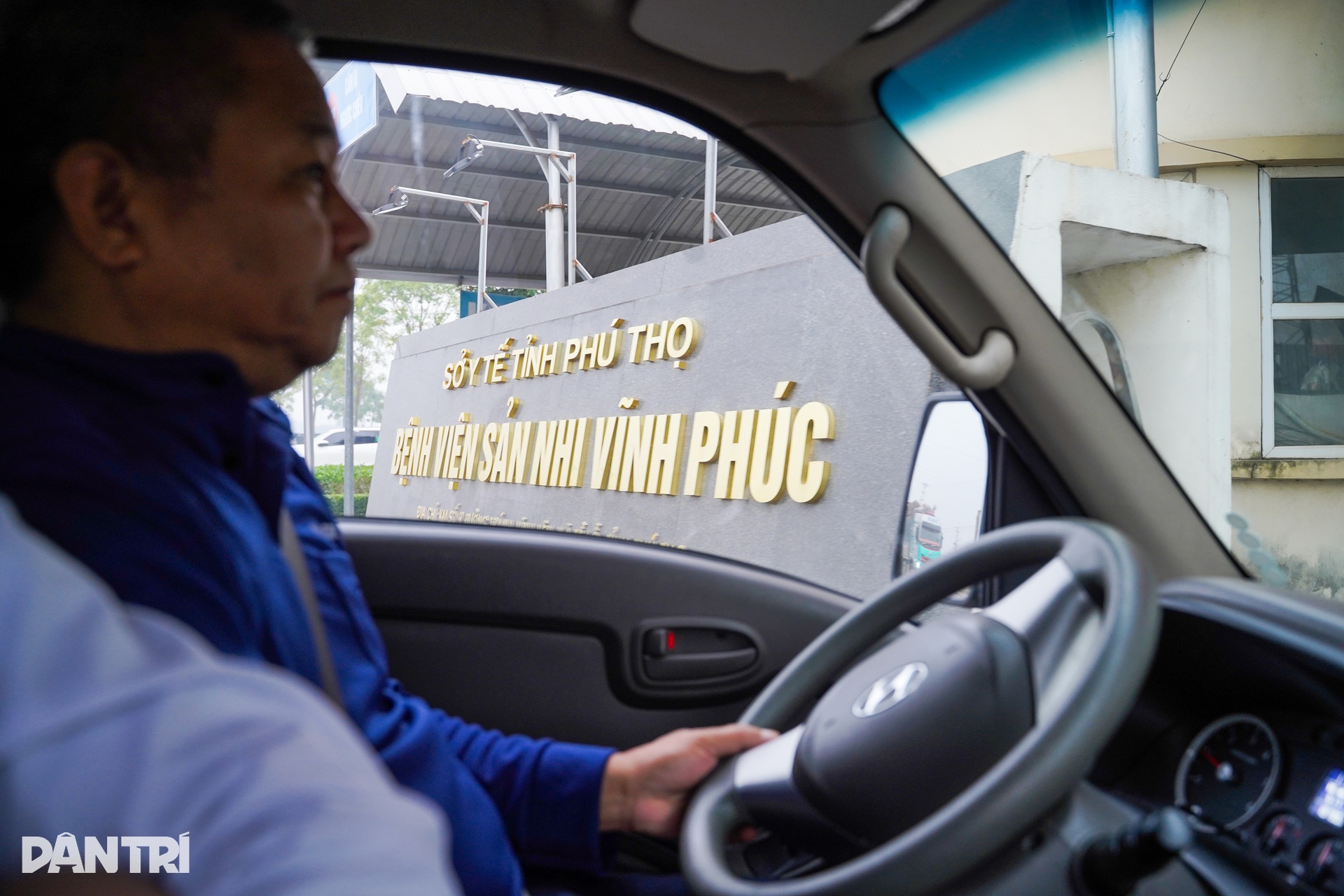 Nhiệm vụ không được phép trễ của chuyến xe đi ra từ cổng viện máu lúc 5h - 8