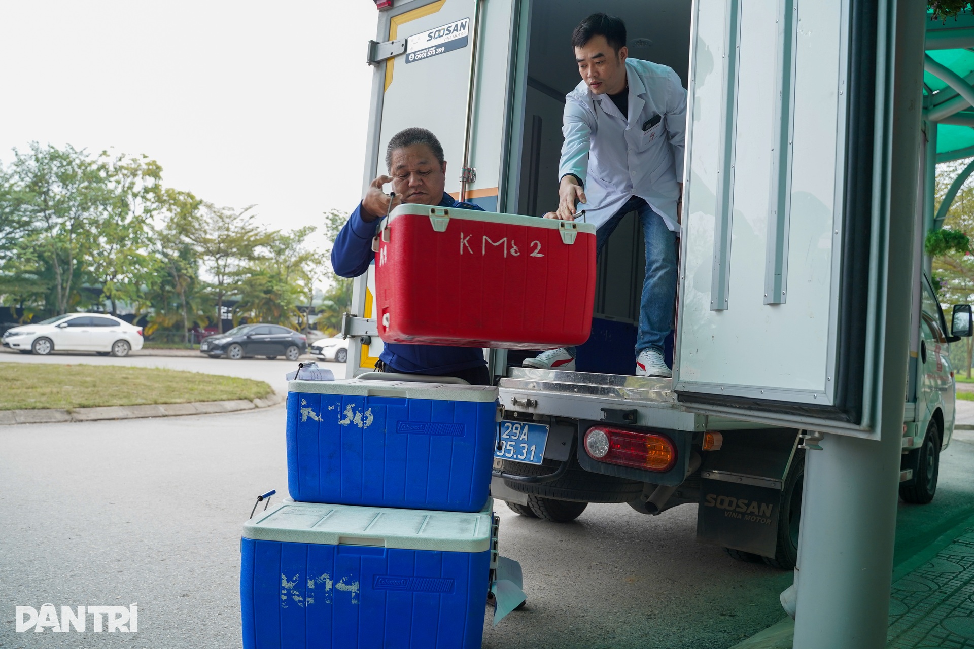 Nhiệm vụ không được phép trễ của chuyến xe đi ra từ cổng viện máu lúc 5h - 11