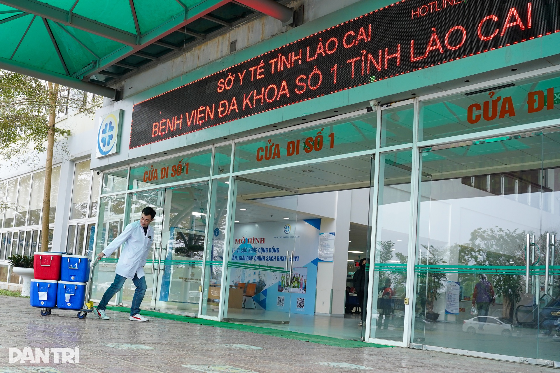 Nhiệm vụ không được phép trễ của chuyến xe đi ra từ cổng viện máu lúc 5h - 12