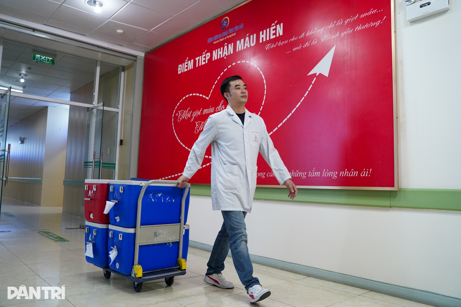 Nhiệm vụ không được phép trễ của chuyến xe đi ra từ cổng viện máu lúc 5h - 16