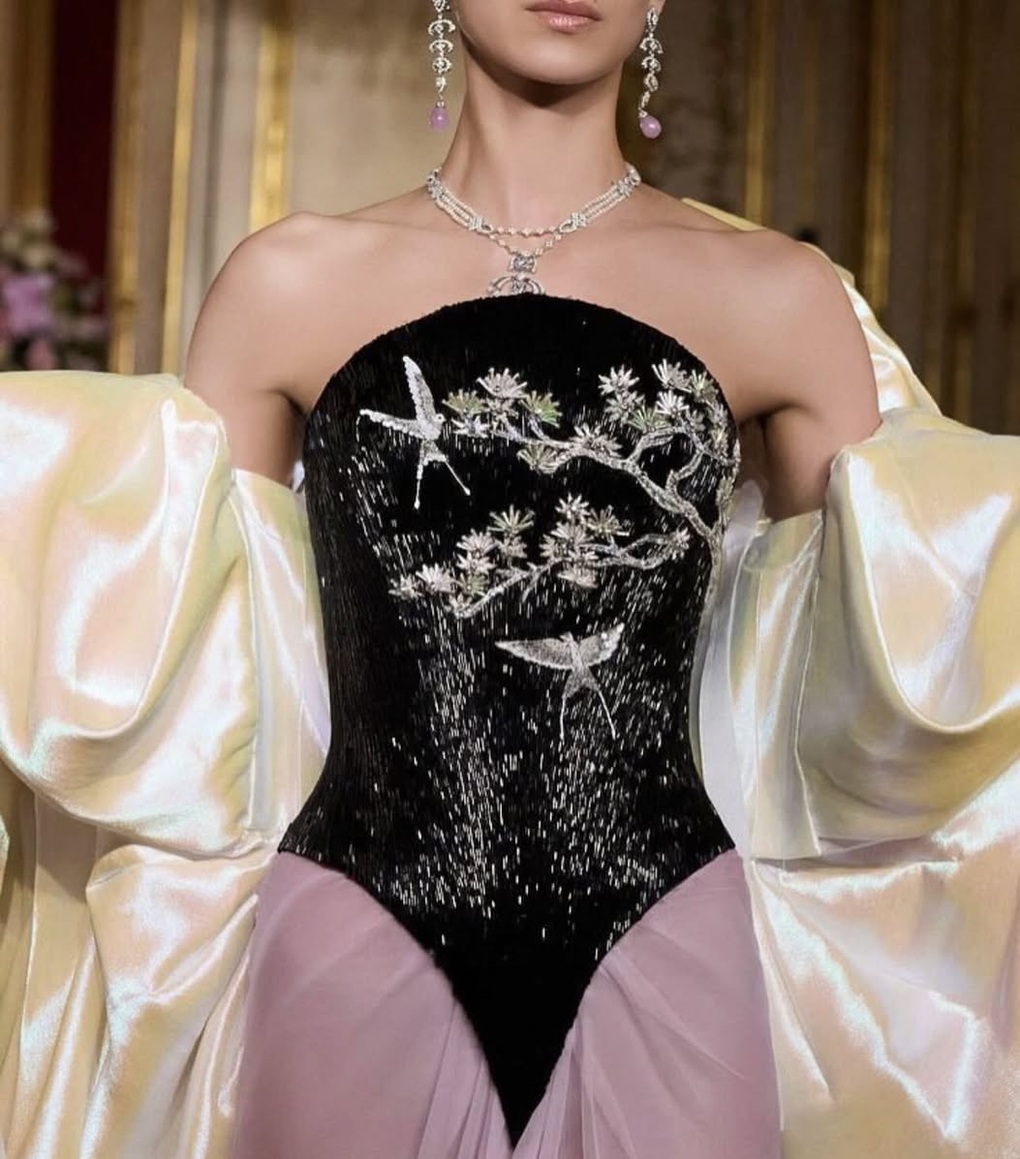 Váy khảm xà cừ của Hoa hậu Lương Thùy Linh gây tranh cãi vì nghi đạo nhái - 3