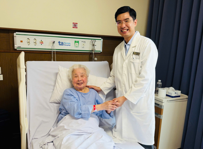 Bác sĩ Huy hỏi thăm sức khỏe của cụ Lộc sau phẫu thuật. Ảnh: Bệnh viện Đa khoa Tâm Anh