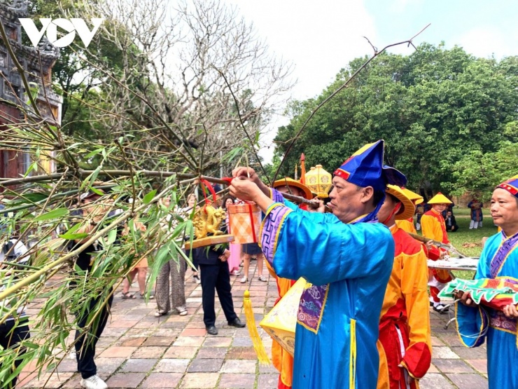 Treo ấn lên ngọn nêu