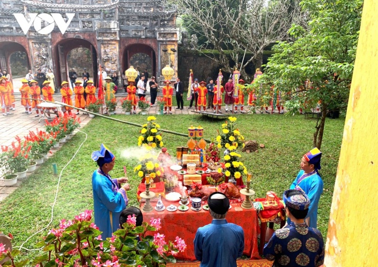 Làm lễ trước lúc dựng nêu