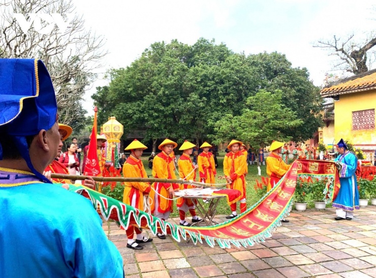 Chuẩn bị dựng nêu ở Thế Miếu