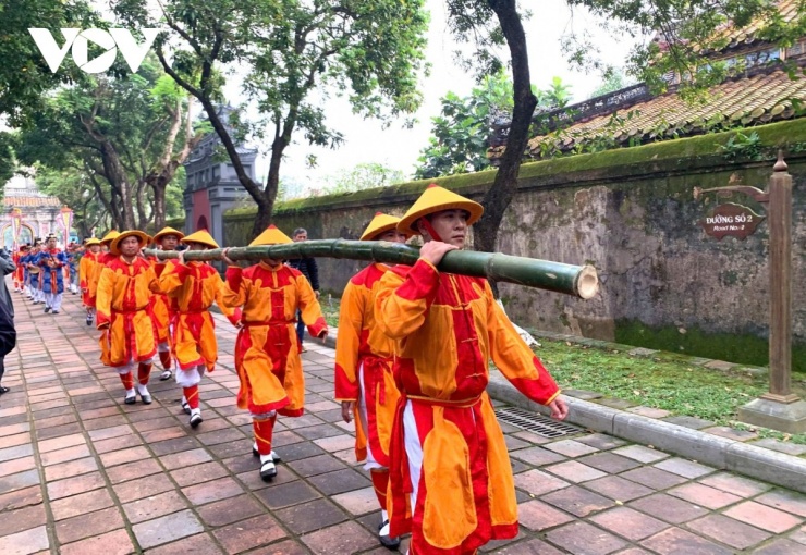 Cây tre dựng nêu được rước từ cửa Hiển Nhơn về dựng tại Thế Mếu, Đại Nội Huế
