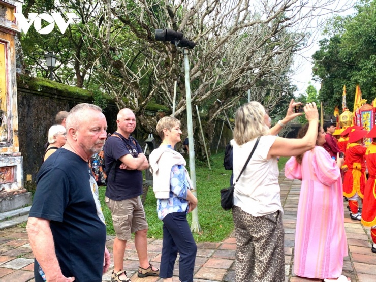 Nhiều du khách đến xem lễ dựng nêu