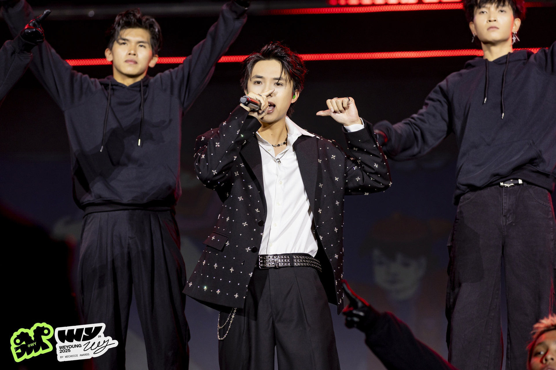 Nam rapper bước ra từ Rap Việt “chạy show” tất bật cuối năm, visual sáng bừng chiếm spotlight- Ảnh 4.