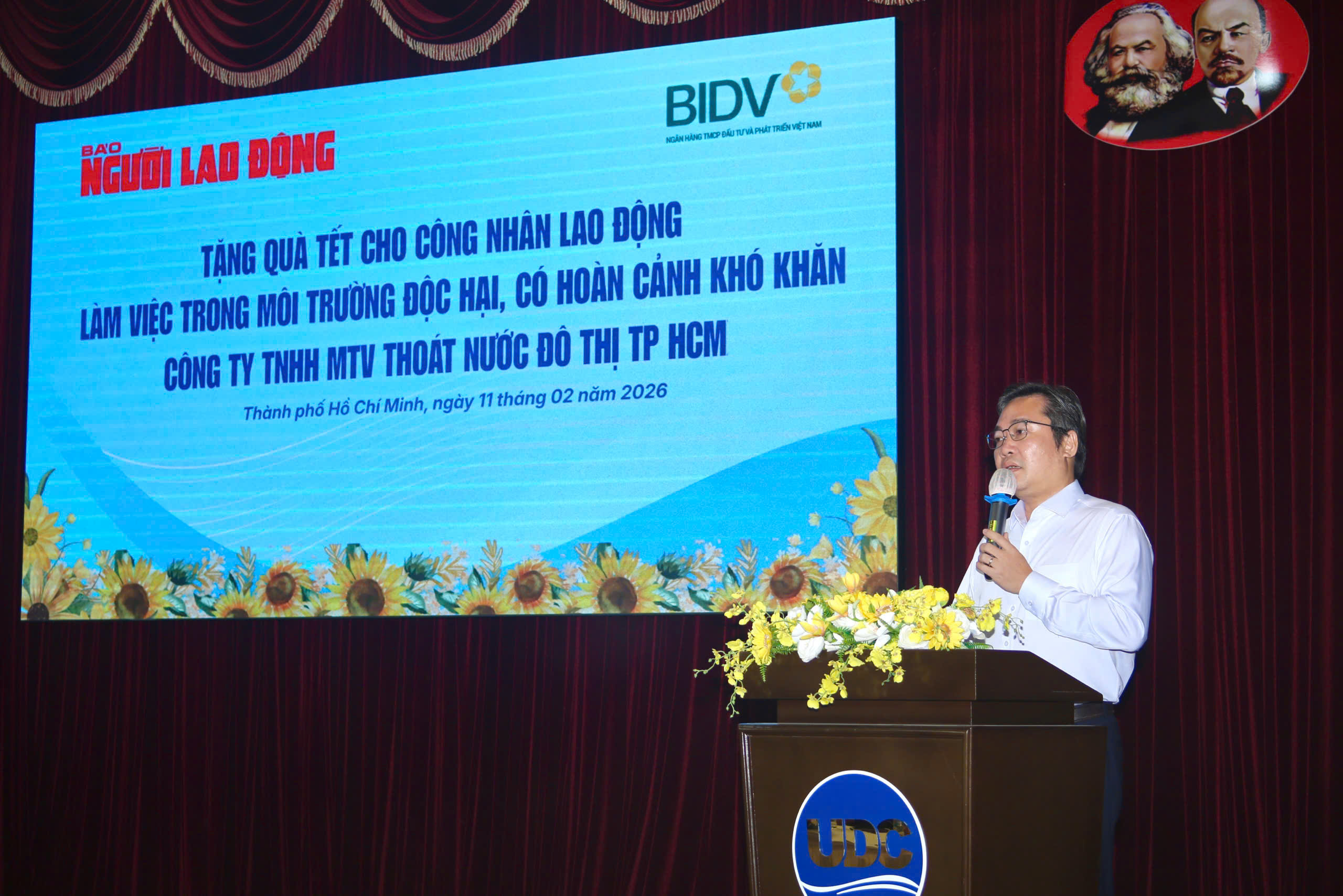 Báo Người Lao Động trao quà Tết cho Công nhân thoát nước TPHCM - Ảnh 2.