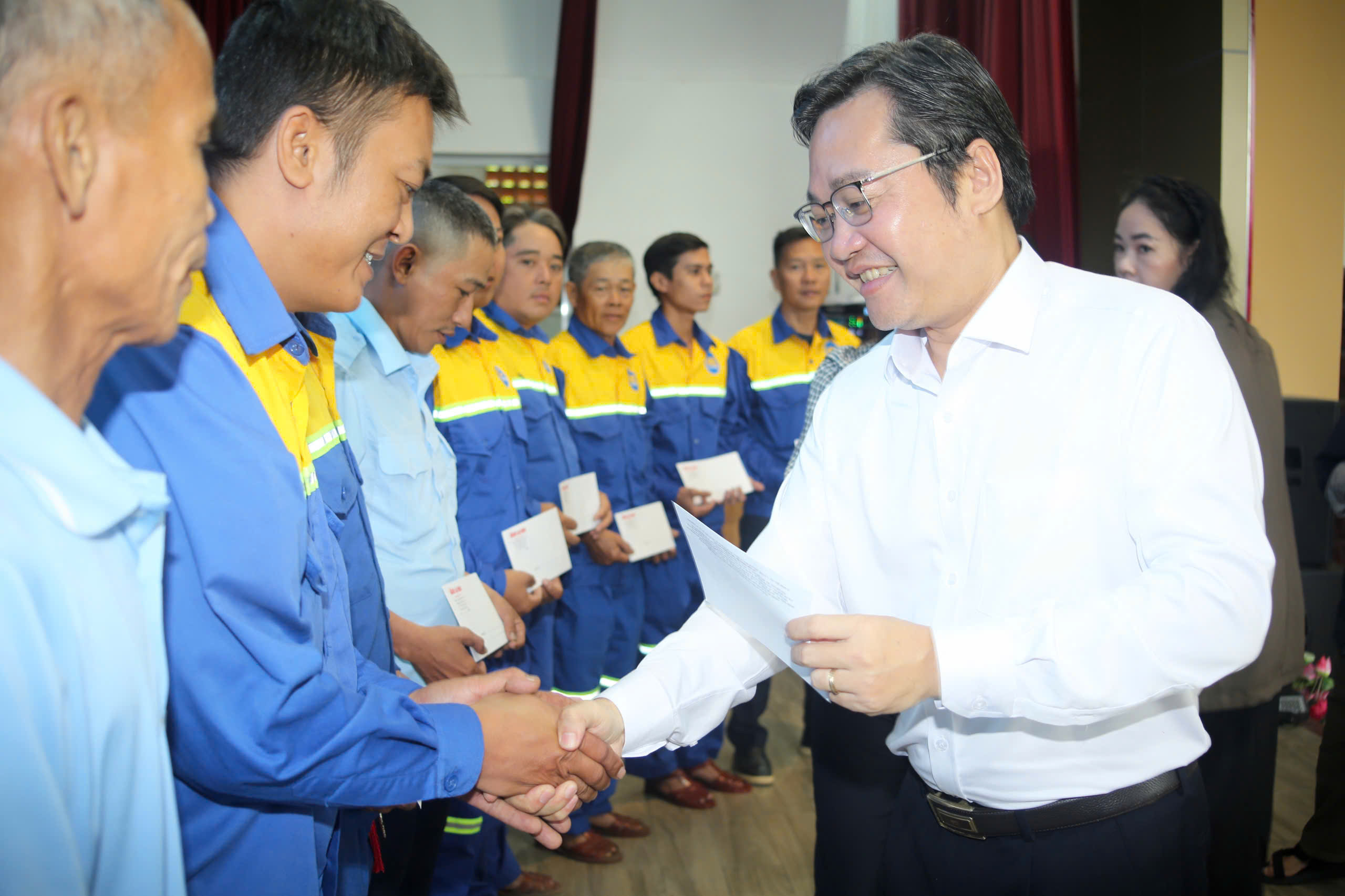 Báo Người Lao Động trao quà Tết cho Công nhân thoát nước TPHCM - Ảnh 3.