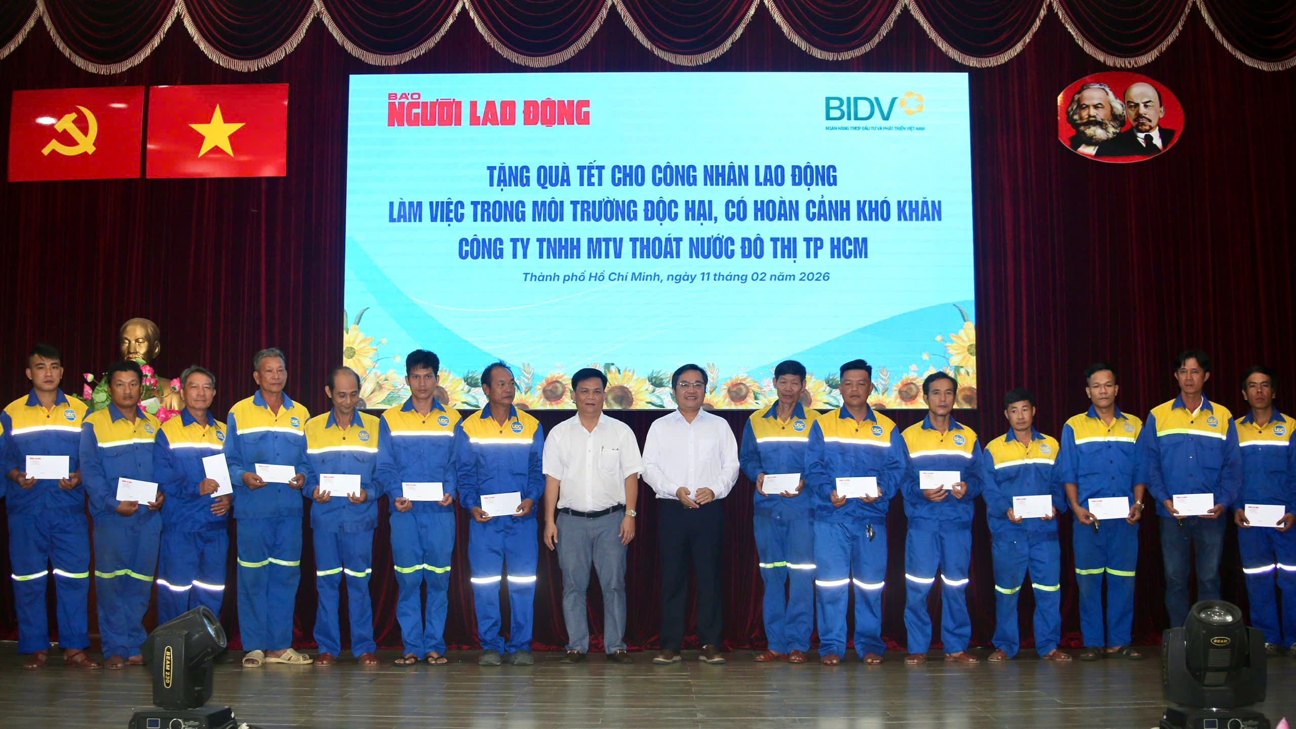 Báo Người Lao Động trao quà Tết cho Công nhân thoát nước TPHCM - Ảnh 4.