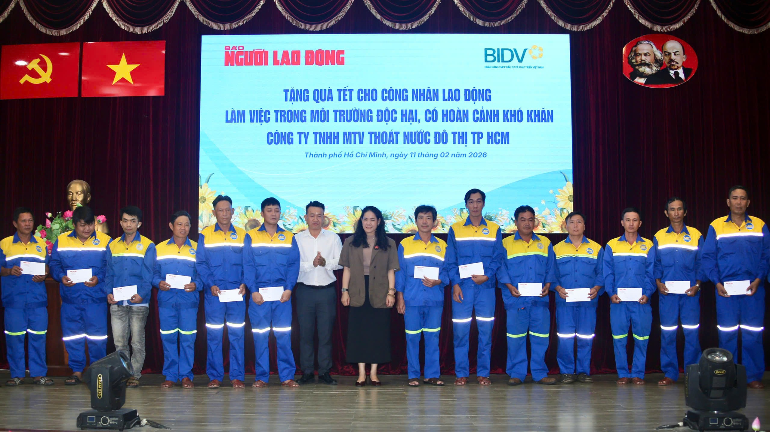 Báo Người Lao Động trao quà Tết cho Công nhân thoát nước TPHCM - Ảnh 6.