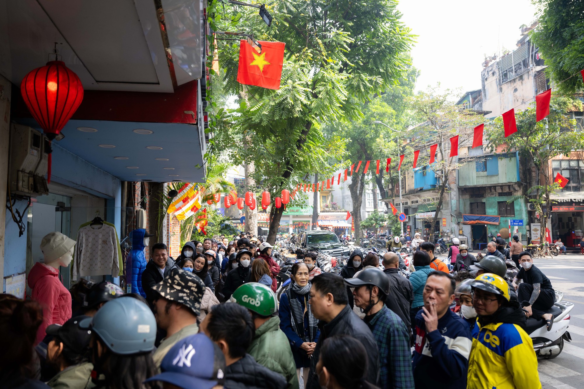 Xếp hàng cả trăm mét mua nem chua ở Hà Nội: Người phải chờ 50 khách, kẻ được 