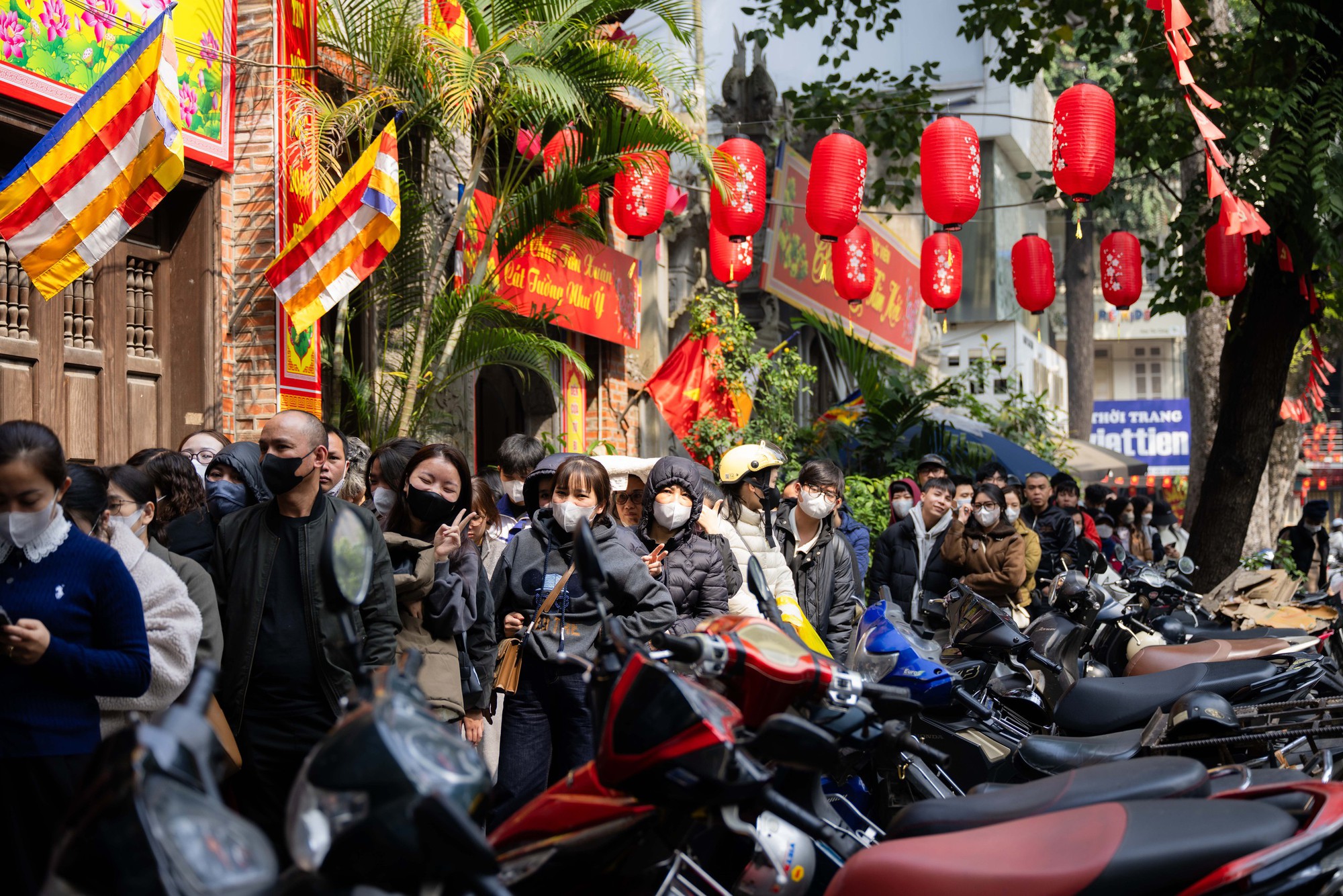 Xếp hàng cả trăm mét mua nem chua ở Hà Nội: Người phải chờ 50 khách, kẻ được 