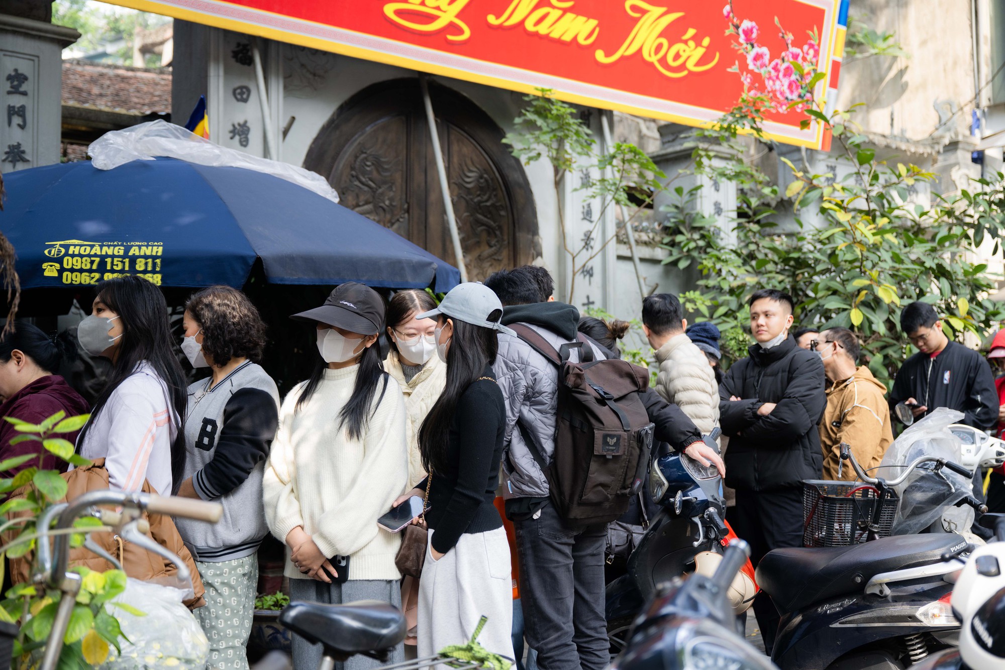 Xếp hàng cả trăm mét mua nem chua ở Hà Nội: Người phải chờ 50 khách, kẻ được 