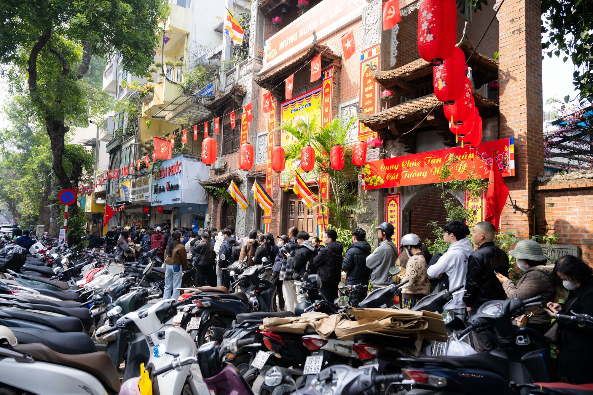 Xếp hàng cả trăm mét mua nem chua ở Hà Nội: Người phải chờ 50 khách, kẻ được 