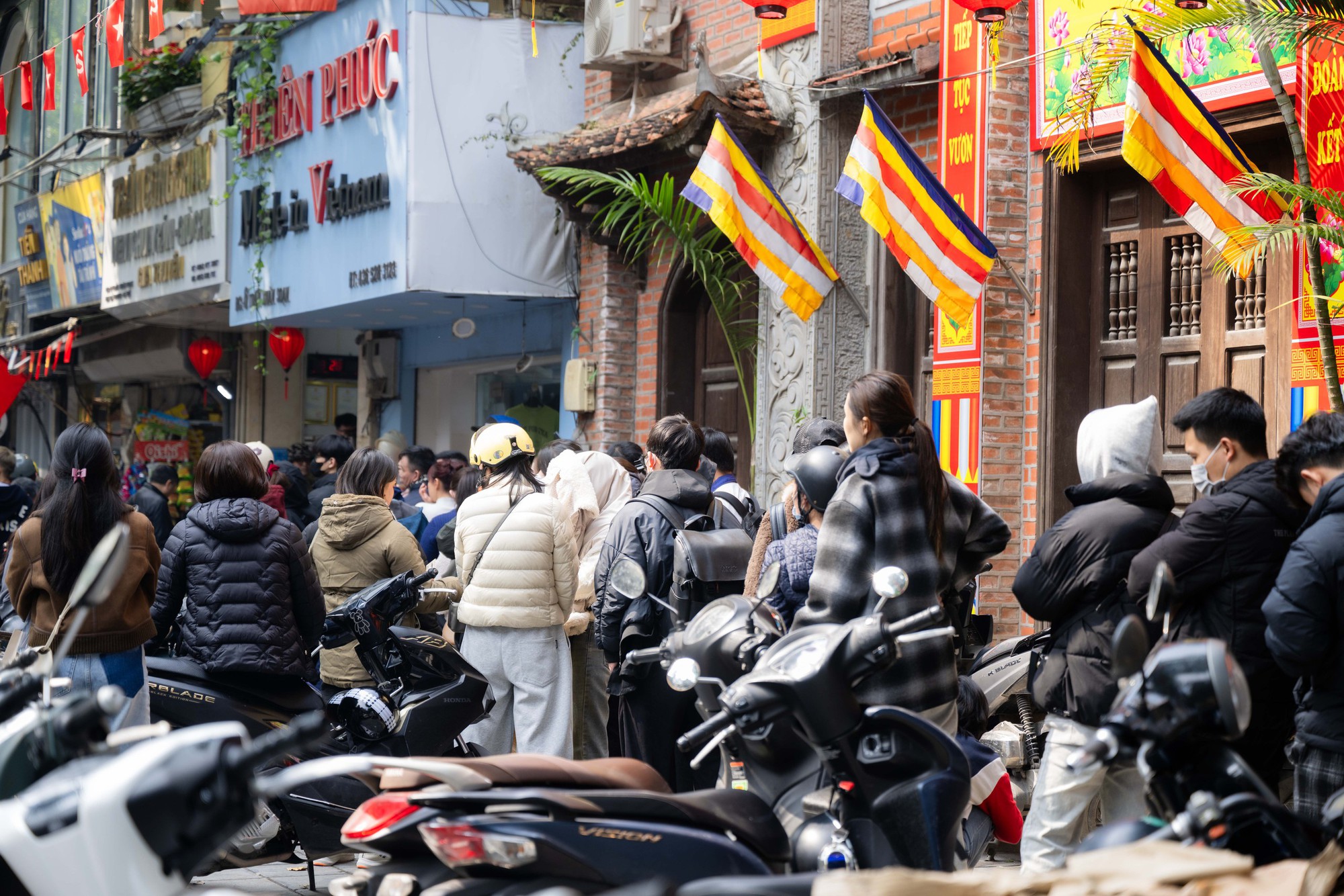 Xếp hàng cả trăm mét mua nem chua ở Hà Nội: Người phải chờ 50 khách, kẻ được 