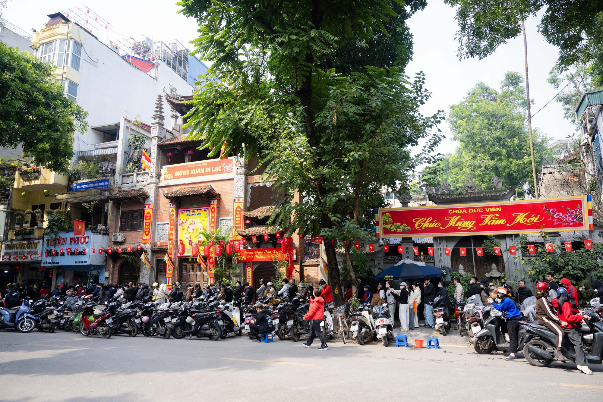 Xếp hàng cả trăm mét mua nem chua ở Hà Nội: Người phải chờ 50 khách, kẻ được 