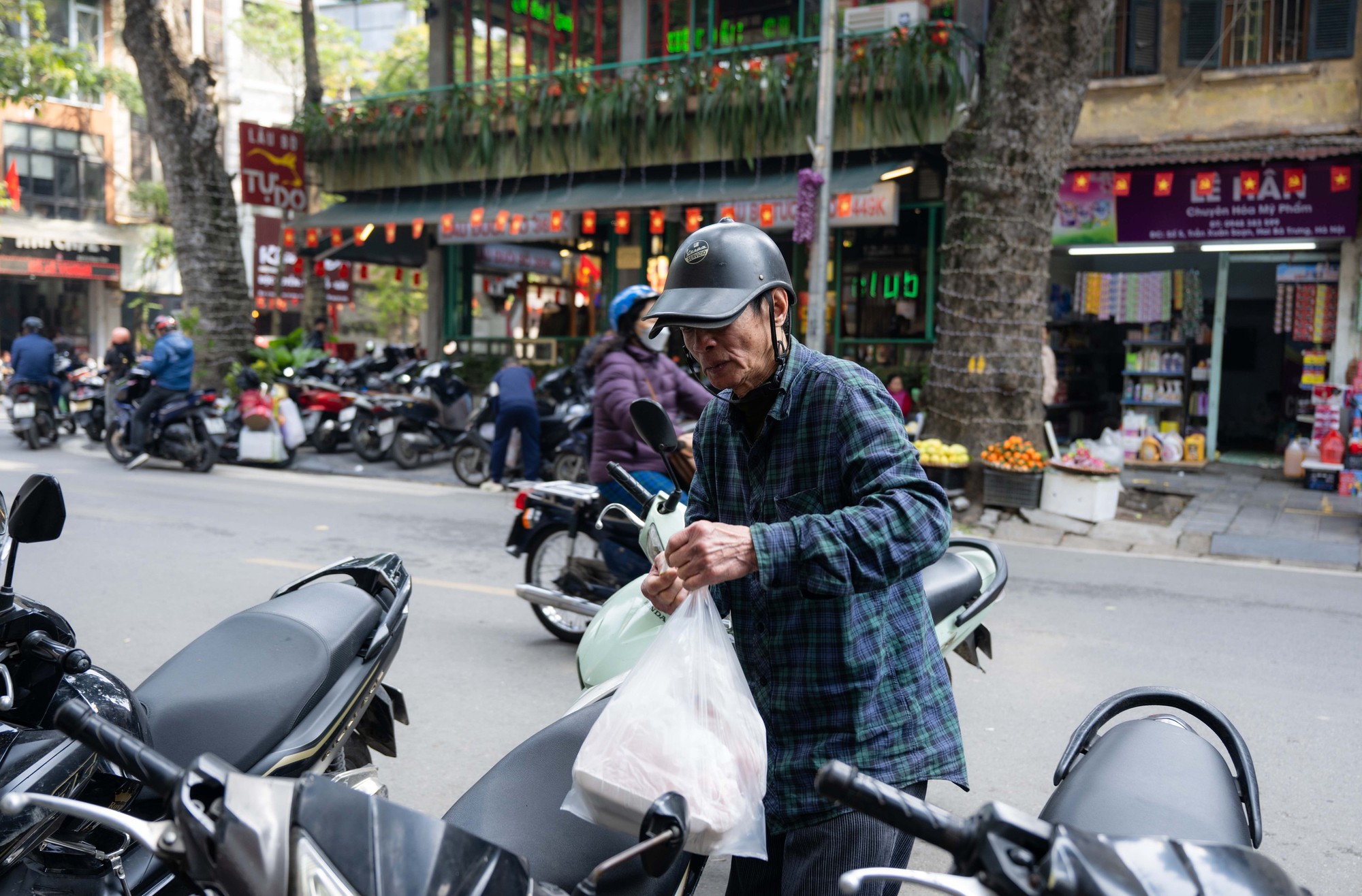 Xếp hàng cả trăm mét mua nem chua ở Hà Nội: Người phải chờ 50 khách, kẻ được 