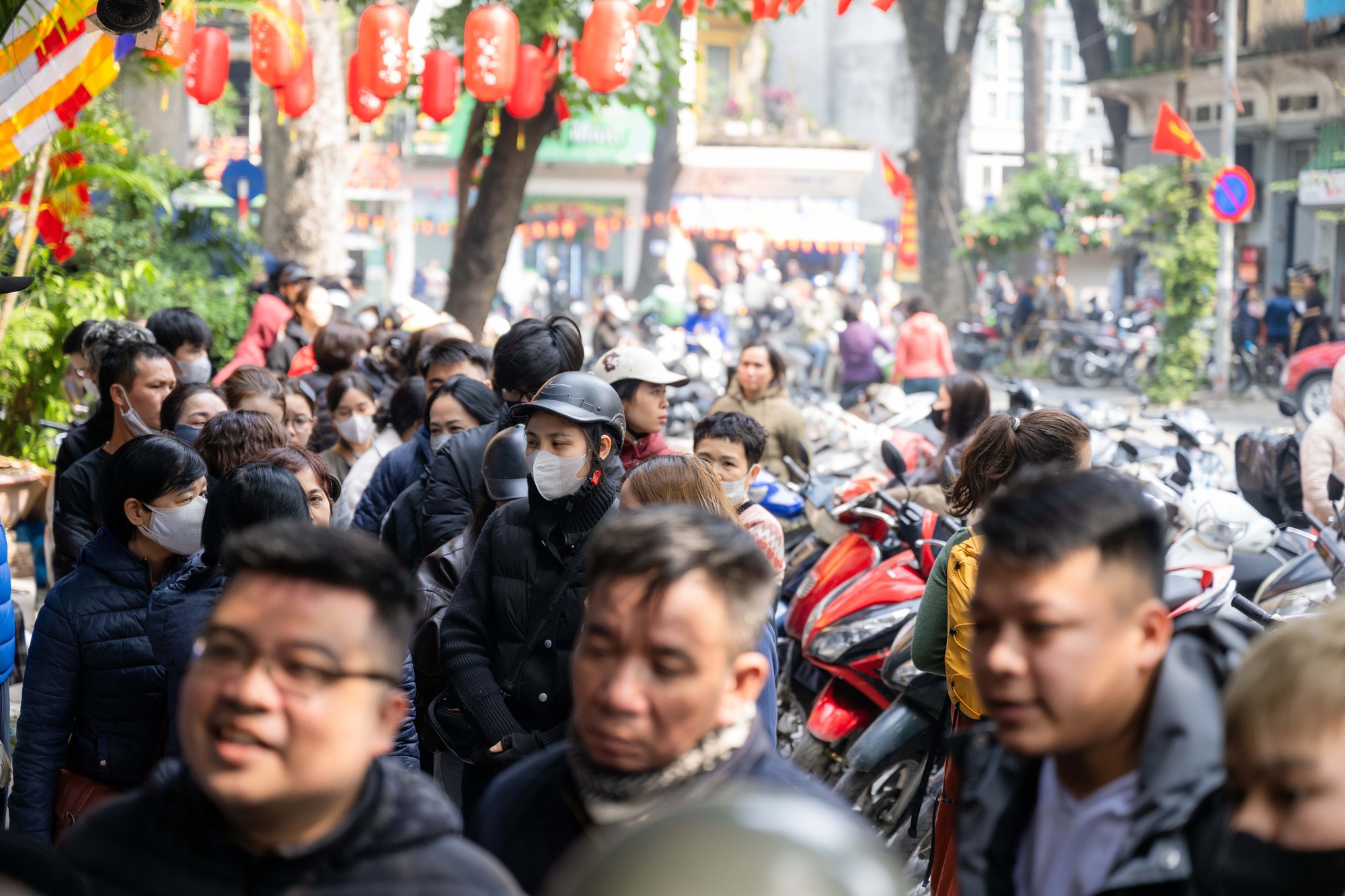 Xếp hàng cả trăm mét mua nem chua ở Hà Nội: Người phải chờ 50 khách, kẻ được 