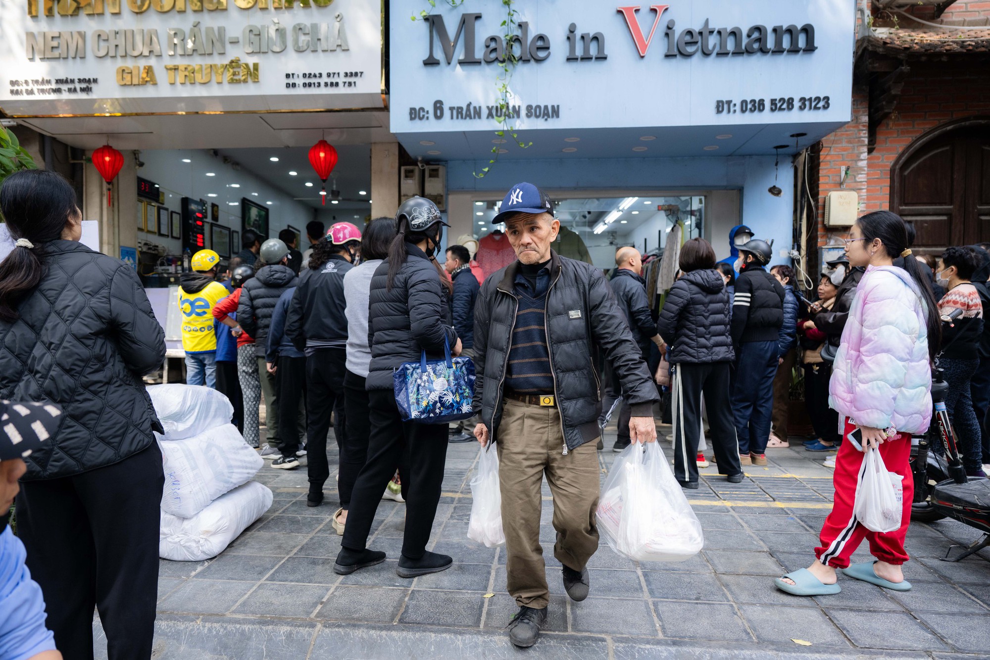 Xếp hàng cả trăm mét mua nem chua ở Hà Nội: Người phải chờ 50 khách, kẻ được 