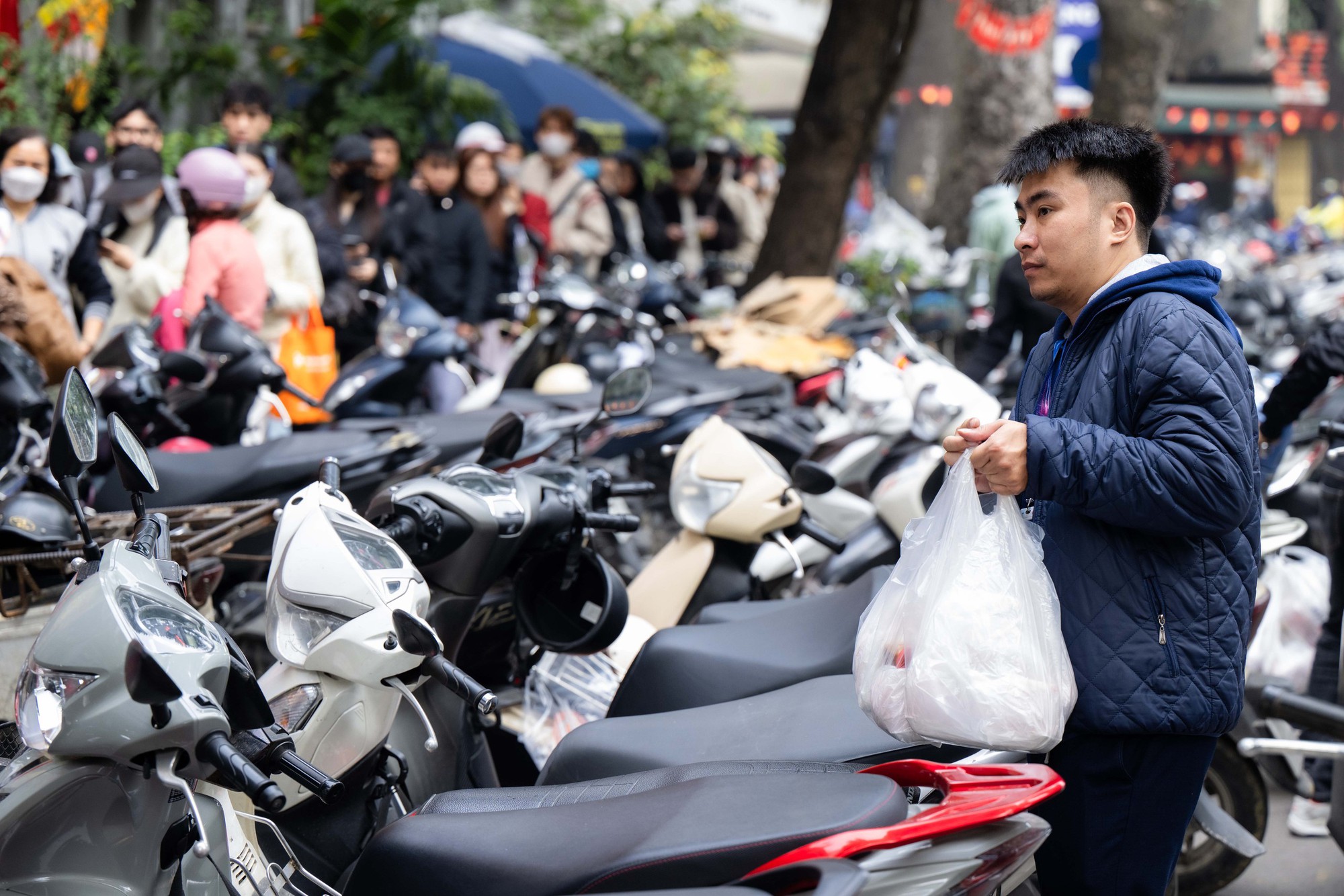 Xếp hàng cả trăm mét mua nem chua ở Hà Nội: Người phải chờ 50 khách, kẻ được 