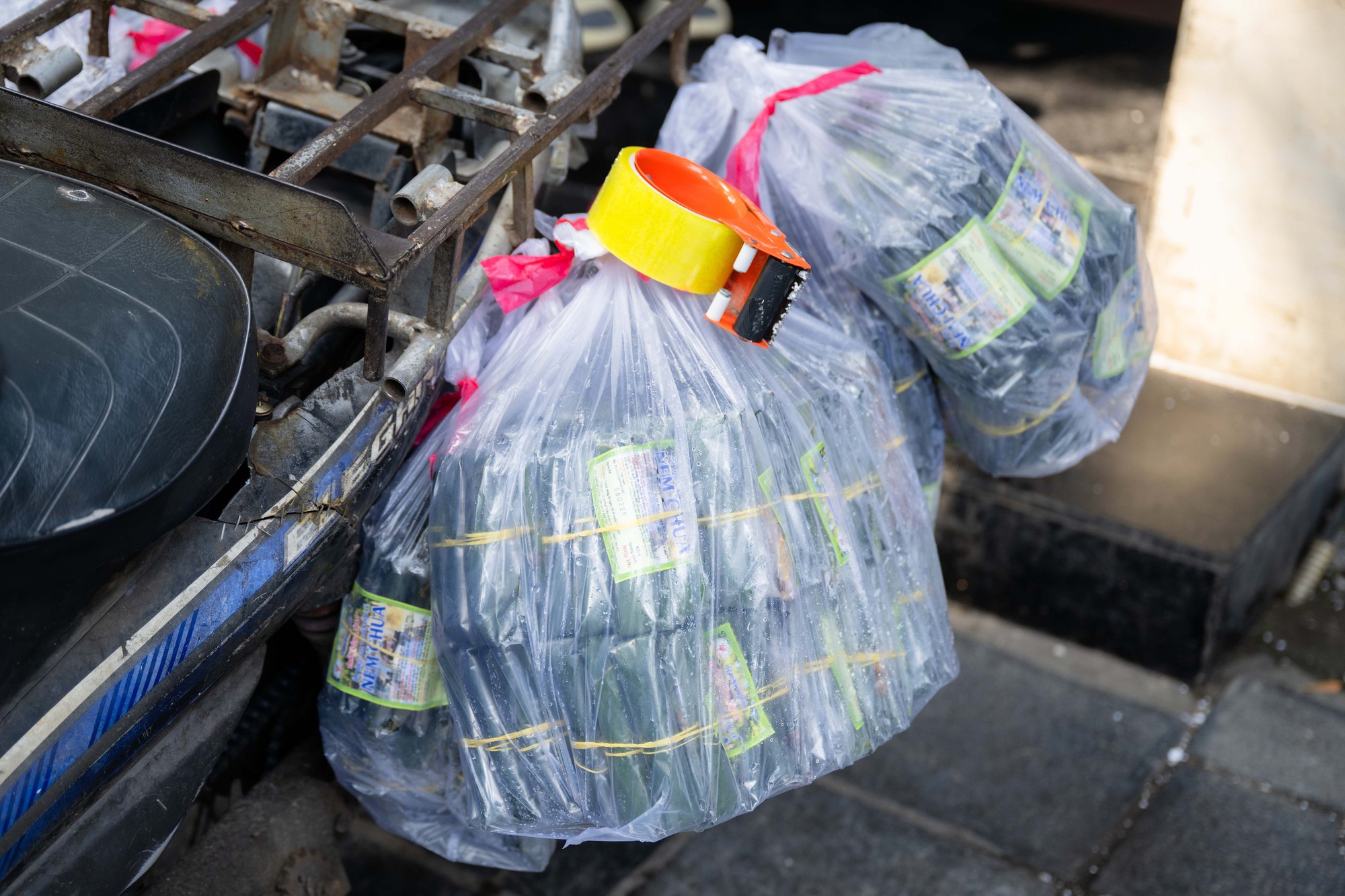 Xếp hàng cả trăm mét mua nem chua ở Hà Nội: Người phải chờ 50 khách, kẻ được 