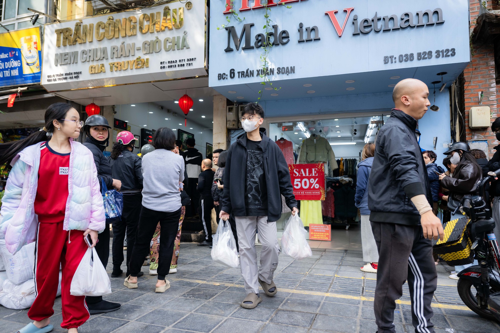 Xếp hàng cả trăm mét mua nem chua ở Hà Nội: Người phải chờ 50 khách, kẻ được 