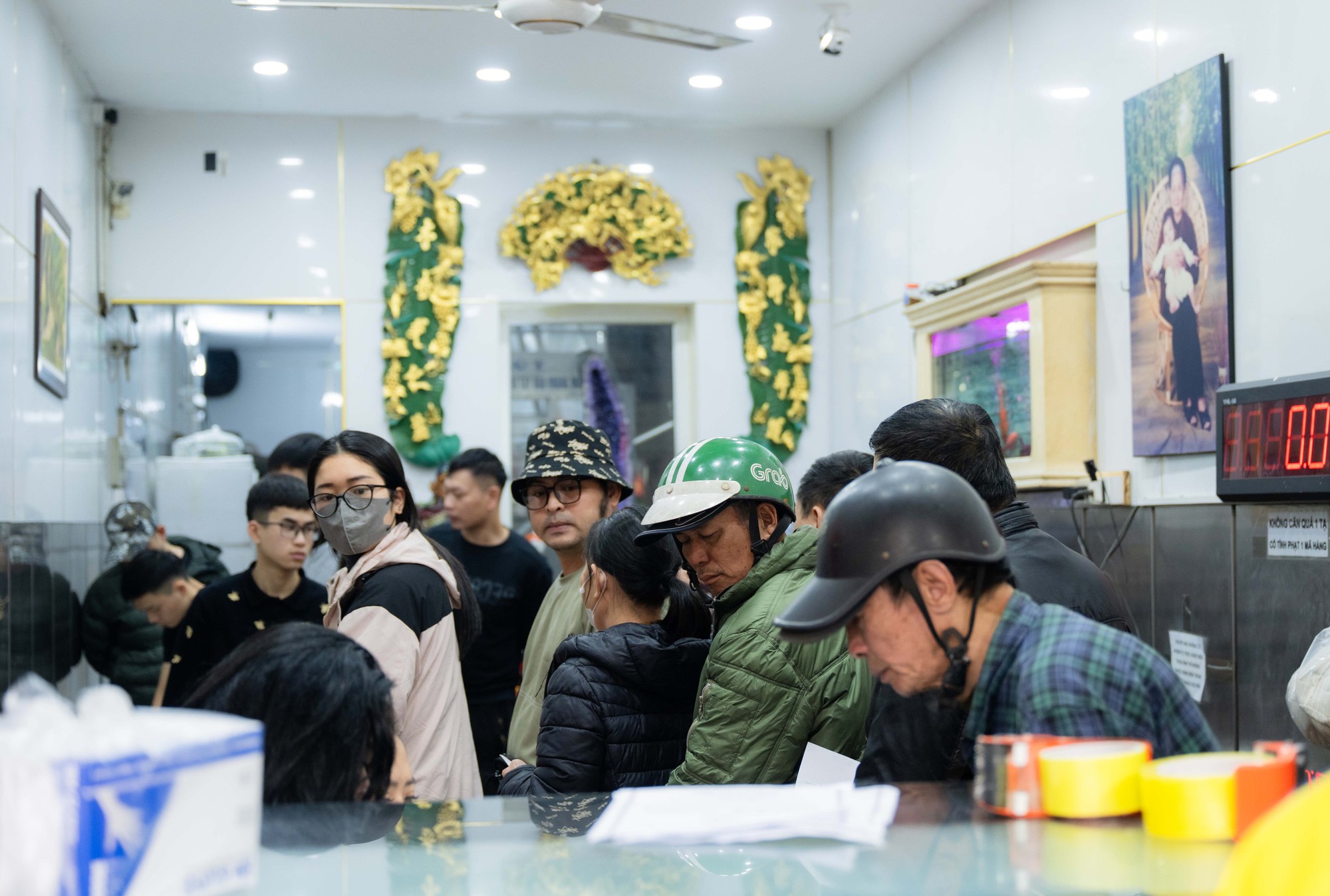 Xếp hàng cả trăm mét mua nem chua ở Hà Nội: Người phải chờ 50 khách, kẻ được 