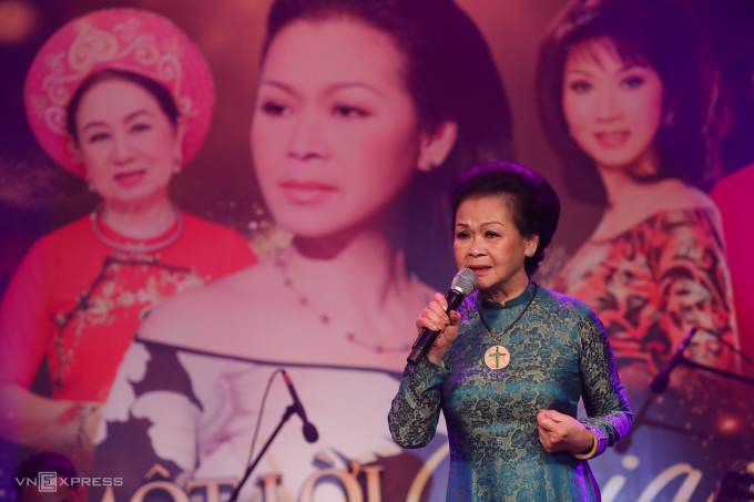 Khánh Ly biểu diễn trong đêm nhạc Như một lời chia tay tại sân khấu Idecaf (quận 1), TP HCM, tháng 7/2022. Ảnh: Thành Nguyễn