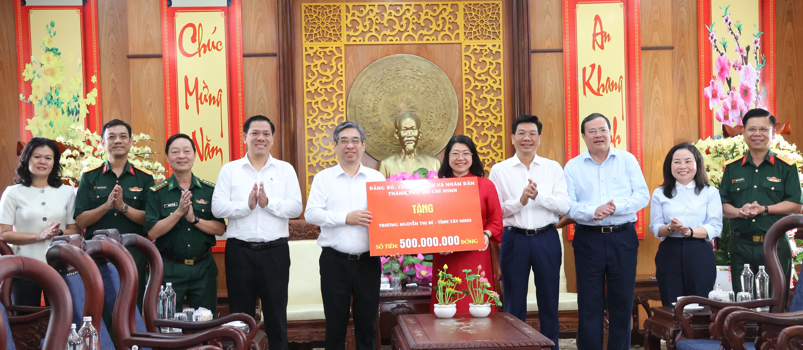 TPHCM chúc Tết, trao hơn 2 tỉ đồng chăm lo an sinh cho tỉnh Tây Ninh - Ảnh 2.